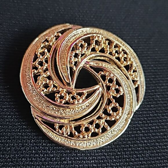 Gerry's Creations Jewelry - Vintage Whimsical Openwork Gold Knot Pin Brooch by Gerry's Creations